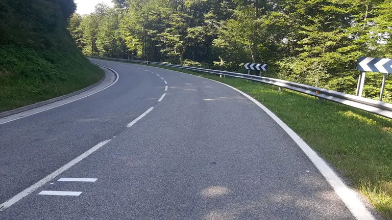 Se&ntilde;alizaci&oacute;n horizontal para motoristas en la N-135 Pamplona-Francia. GOBIERNO DE NAVARRA