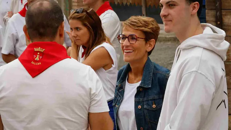 Mar&iacute;a Chivite ha acudido a Falces a presenciar el encierro del Pil&oacute;n. EFE/Villar L&oacute;pez