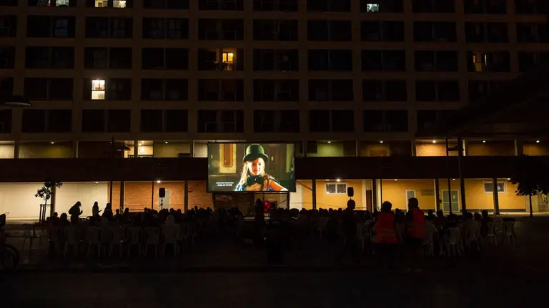 Pel&iacute;cula al aire libre.
- AYUNTAMIENTO DE PAMPLONA