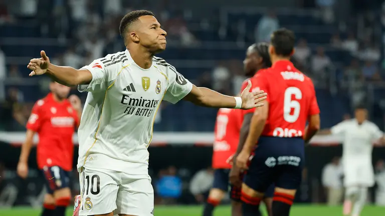 El delantero francés del Real Madrid Kylian Mbappé celebra su gol durante el partido de la primera jornada de LaLiga que Real Madrid y Atlético Osasuna disputan hoy martes en el estadio Santiago Bernabéu. EFE/Mariscal
