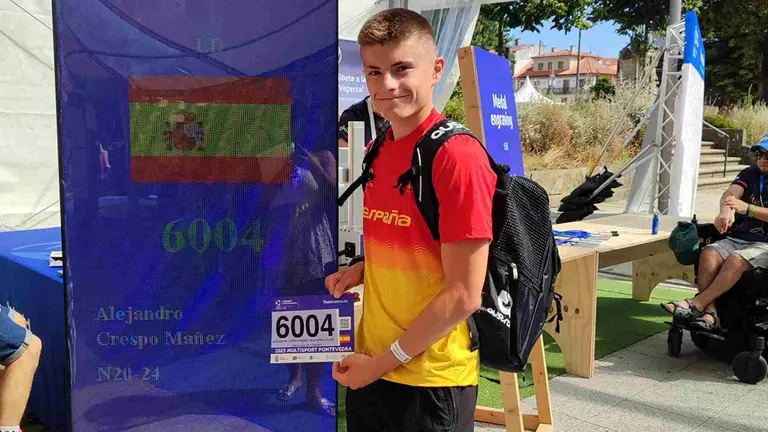 Alejandro Crespo con su dorsal en el mundial de larga distancia disputado en Pontevedra. ANADI
