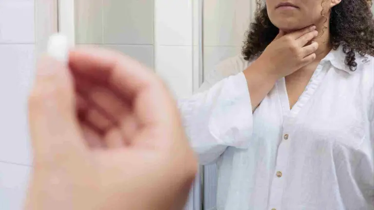 Al planificar los viajes es importante no dejarse la medicaci&oacute;n, controlar que se tienen las dosis suficientes y establecer un recordatorio para tomarla. CL&Iacute;NICA UNIVERSIDAD DE NAVARRA