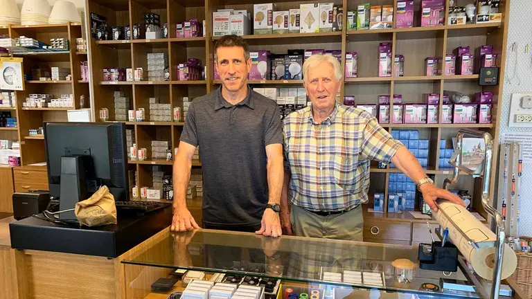 Juan Bautista Elizalde Mendiburu junto a su padre Juan Bautista Elizalde Insausti en la tienda Helios iluminación en Pamplona. Navarra.com