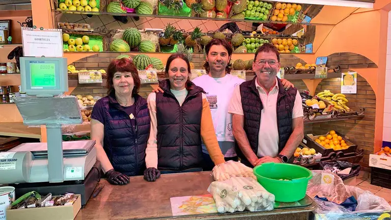 Camino Aizpún, Marta Oneca, Iosu Olmedo y Pascual Olmedo, en la frutería Baratza en Pamplona. Navarra.com