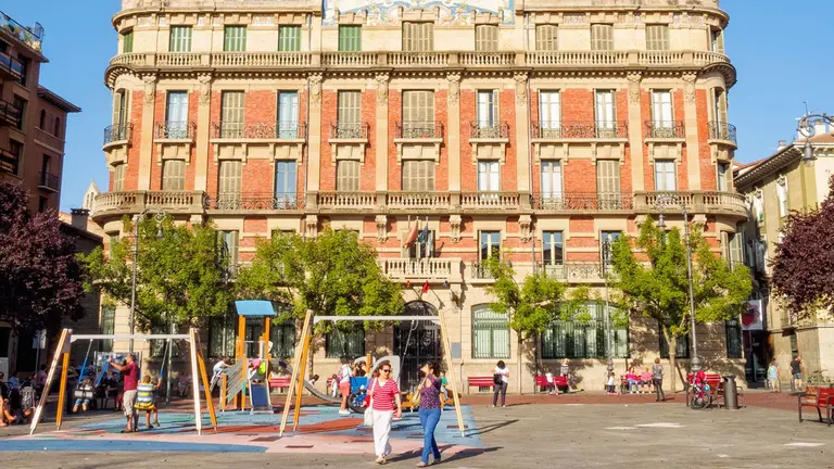 Pamplona destina 290.000 euros a renovar juegos infantiles con criterios inclusivos en tres barrios. CEDIDA