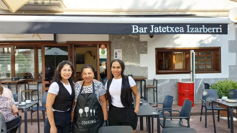 Jennifer, Francisca y Celia del ante del bar Izarberri de Lekunberri. Navarra emprende.