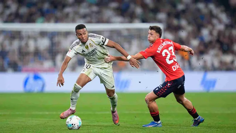 Abel Bretones trata de sujetar a Mbappe durante un lance del partido de este martes en el Bernab&eacute;u contra el Real Madrid. EUROPA PRESS