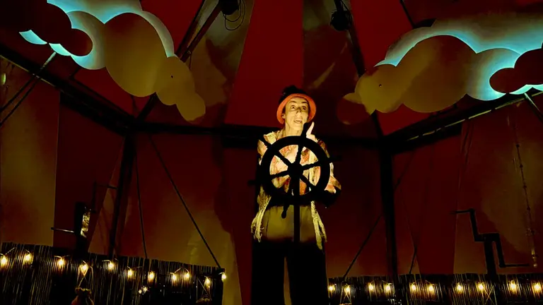 El Teatro Gayarre arranca su ciclo familiar en la fachada con circo, humor y espect&aacute;culos gratuitos.