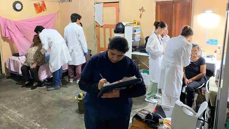 Estudiantes de 4&ordm; de Medicina realizando chequeos m&eacute;dicos a la poblaci&oacute;n vulnerable en Ecuador. UNIVERSIDAD DE NAVARRA