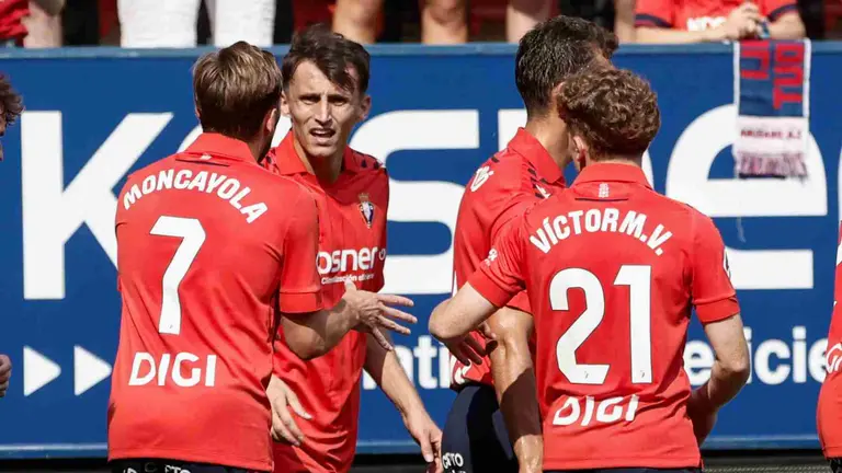 Los jugadores del Osasuna celebran su primer gol, obra del croata Ante Budimir, durante el partido de LaLiga entre el Osasuna y el Valencia, este domingo en el estadio del Sadar. EFE/ Jes&uacute;s Diges
