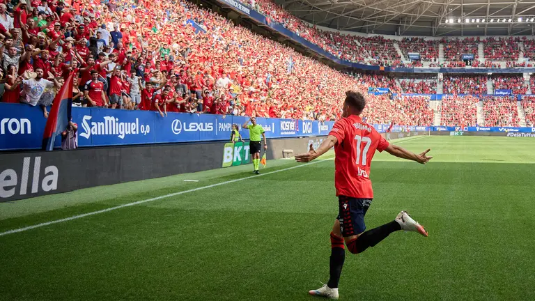 Los jugadores de Osasuna celebran el gol de Ante Budimir (1-0) durante el partido de La Liga EA Sports entre CA Osasuna y Valencia CF disputado en el estadio de El Sadar en Pamplona. IÑIGO ALZUGARAY