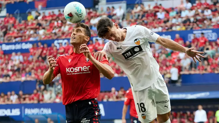 Lucas Torró (6. CA Osasuna) y Pepelu García (18. Valencia CF) durante el partido de La Liga EA Sports entre CA Osasuna y Valencia CF disputado en el estadio de El Sadar en Pamplona. IÑIGO ALZUGARAY