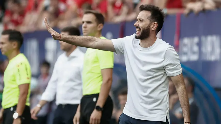 El entrenador del Valencia, Carlos Corber&aacute;n, durante el partido de LaLiga entre el Osasuna y el Valencia, este domingo en el estadio del Sadar. EFE/ Jes&uacute;s Diges