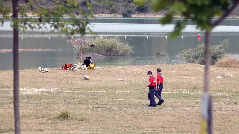 Agentes de la Polic&iacute;a Foral en el pantano de Alloz. ARCHIVO