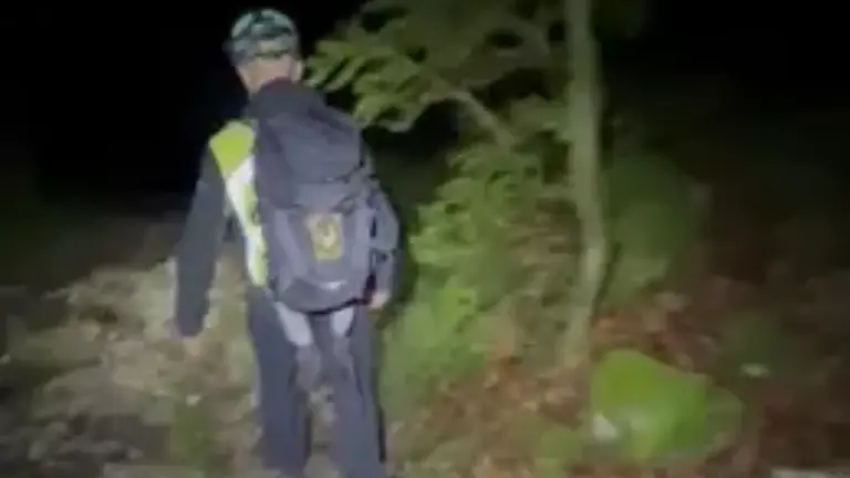 El GREIM de la Guardia Civil de Navarra, en el rescate de dos senderistas extraviados en el pico Larun, en Bera.
GUARDIA CIVIL