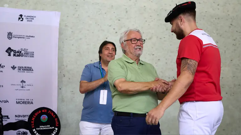 Homenaje a cuatro pelotaris navarros gitanos, Chichan, David Arbizu, Iban Garc&iacute;a y Abraham Antimasbeheres en el front&oacute;n de la Ma&ntilde;ueta de Pamplona durante la XII edici&oacute;n del festival Flamenco On Fire. I&Ntilde;IGO ALZUGARAY