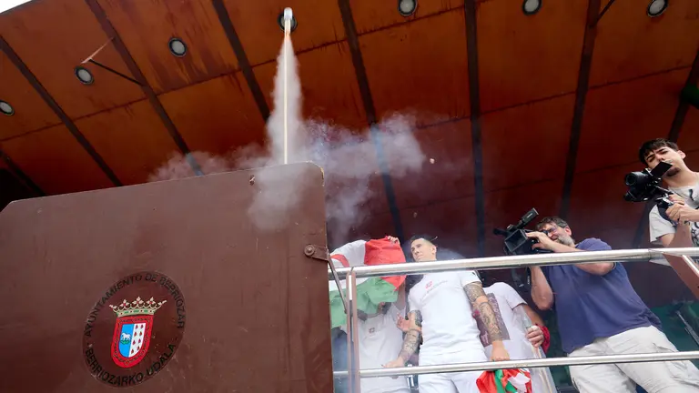 Inicio de las fiestas de Berriozar 2025 con el lanzamiento del chupinazo en la Plaza Eguzki a cargo de la pe&ntilde;a Zulo Alai Elkartea que celebra su 50&ordm; aniversario.I&Ntilde;IGO ALZUGARAY