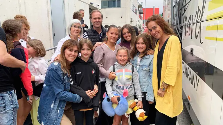 Una familia navarra arropa una niña ucraniana antes de subir al autobús. Navarra.com