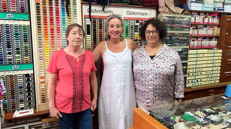 Feli Muro, Natalia Díaz y Sonia Gutiérrez en la mercería Lezka de Pamplona. Navarra.com
