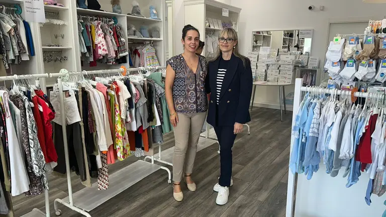 Isabel y Adela en la tienda Picoso y Vileta que cierra en Ripagaina. IRANZU LARRASOA&Ntilde;A