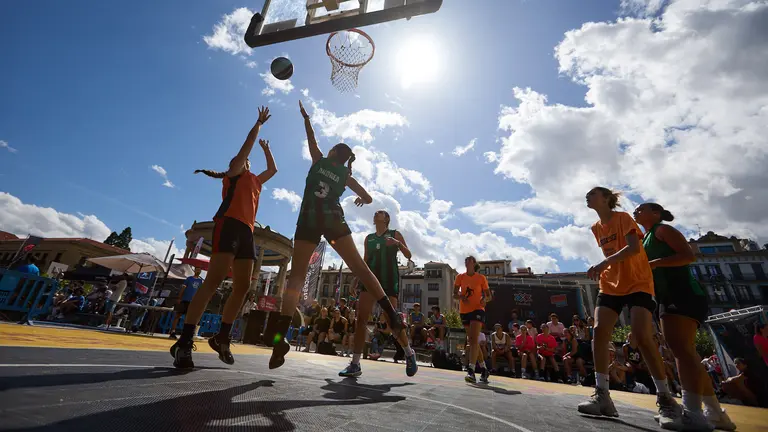 Circuito 3x3 CaixaBank de baloncesto en la Plaza del Castillo de Pamplona. I&Ntilde;IGO ALZUGARAY