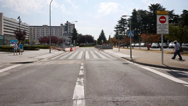 Zona de hospitales restringida al tr&aacute;fico de veh&iacute;culos particulares entre las rotondas de la avenida de Bara&ntilde;&aacute;in y Boticario Vi&ntilde;aburu en Pamplona. I&Ntilde;IGO ALZUGARAY