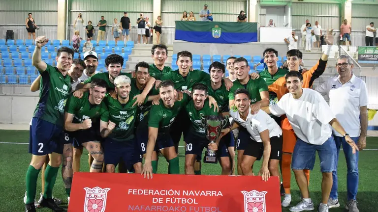Los jugadores del Lourdes celebran la Supercopa navarra obtenida ante el Etxarri Aranatz. FNF.