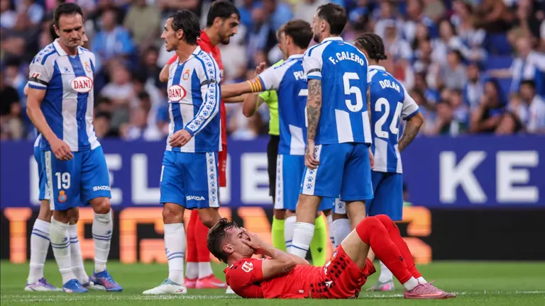 Aimar Oroz en el suelo durante el partido contra el Espanyol. AFP7 / EUROPA PRESS