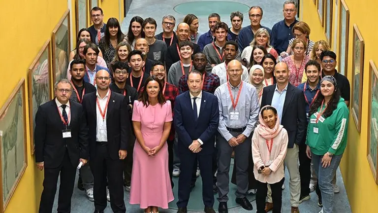 Alumnado de SUSTAGRI, con las autoridades acad&eacute;micas y la representaci&oacute;n del Gobierno de Navarra, en la presentaci&oacute;n.
 UPNA