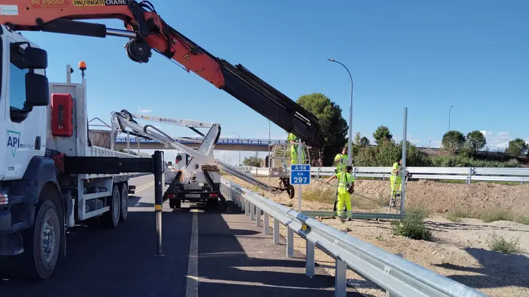 Varios operarios retiran el cartel de la A-68 que no respetaba la identidad de Navarra. RED SOCIAL X
