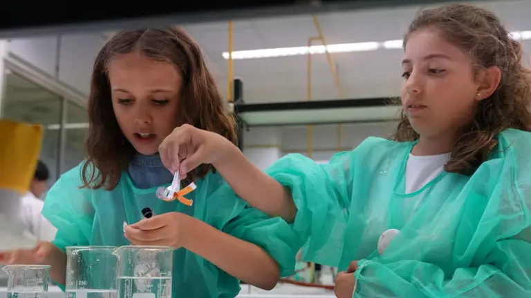 Imagen de dos ni&ntilde;as disfrutando de los campamentos Cienceando. UNIVERSIDAD DE NAVARRA