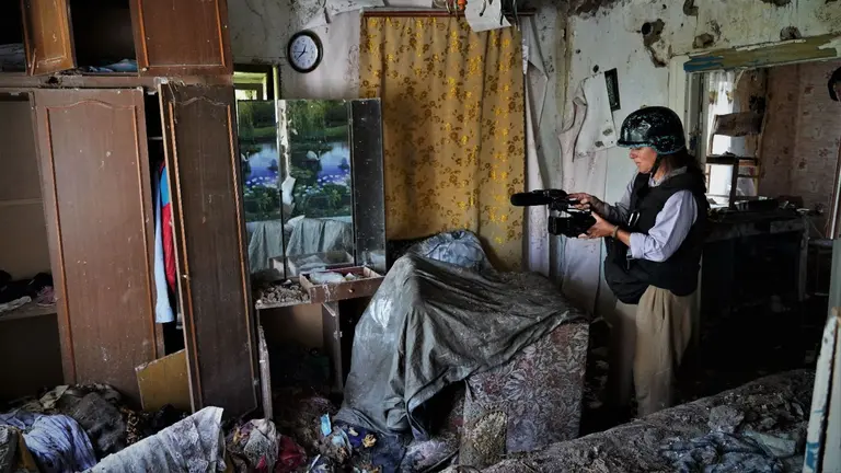 Imagen de Catalina Goėmez trabajando sobre el terreno. LUIS DE VEGA