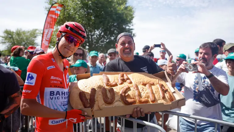 El ciclista Torstein Traeen junto a Ángel Baigorri durante la salida de la décima etapa de La Vuelta a España, entre el Parque de la Naturaleza Sendaviva (Navarra) y final en el Ferial Larra Belagua. EFE/ Javier Lizón