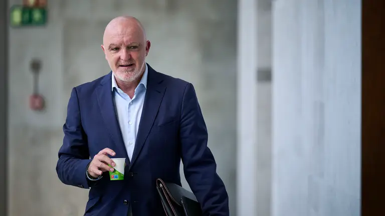 Javier Esparza de UPN en su llegada a la comparecencia para que la presidenta del Gobierno de Navarra, Mar&iacute;a Chivite , valore la aplicaci&oacute;n de la Ley Foral 16/2019, de 26 de marzo, de reconocimiento y reparaci&oacute;n de las v&iacute;ctimas por actos de motivaci&oacute;n pol&iacute;tica provocados por grupos de extrema derecha o funcionarios p&uacute;blicos.  PABLO LASAOSA