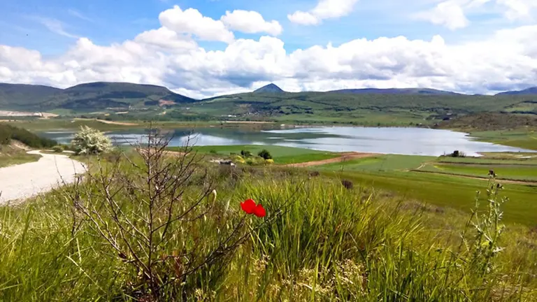 Vista de la balsa de Zolina. AYUNTAMIENTO VALLE DE EGÜÉS