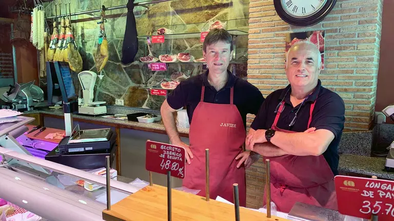 Javier Sarasa y Joaquín Ariztia en su carnicería del barrio de Iturrama en Pamplona. Navarra.com