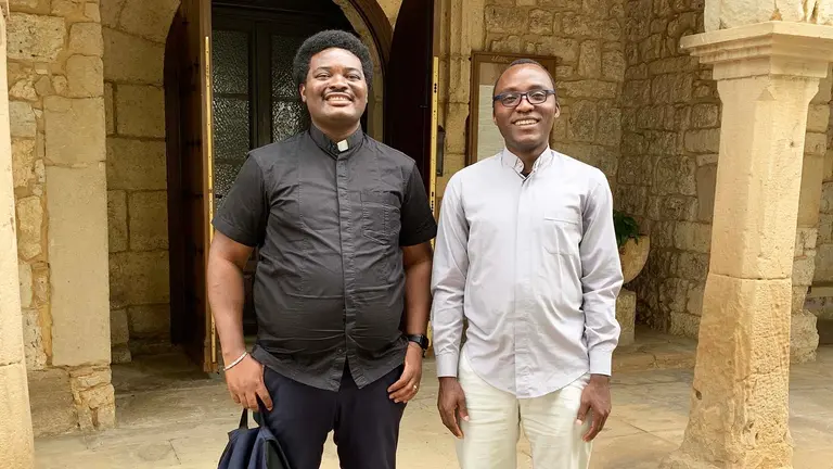 Ezekiel Oiseh y Vida Najomo Marcel en el pórtico de la iglesia de San Esteban en Murieta. Navarra.com
