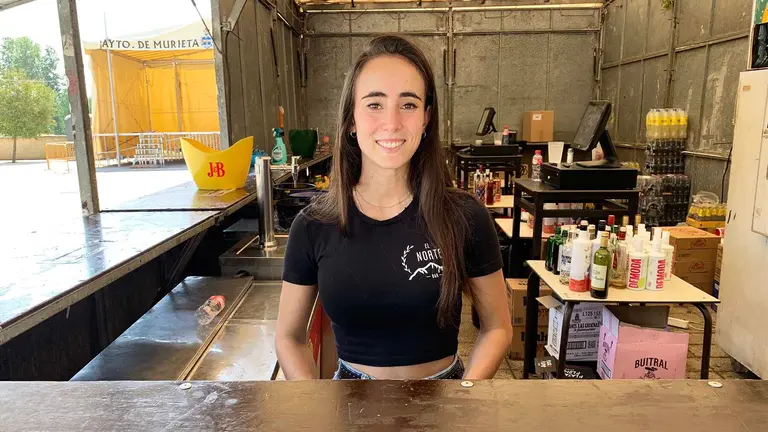 María Puy Madariaga en su barraca de bebidas en la localidad de Murieta. Navarra.com