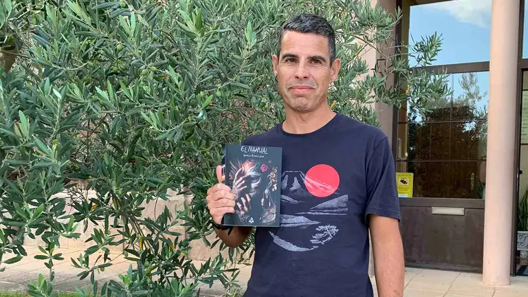 Ignacio Romero Lana con su libro 'El Nahual'. Navarra.com