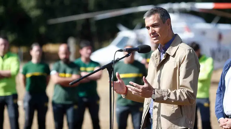 El presidente del Gobierno, Pedro S&aacute;nchez, interviene durante su visita la base de la Brigada de Refuerzo en Incendios Forestales (BRIF) de Tabuyo del Monte (Le&oacute;n). Carlos Castro / Europa Press