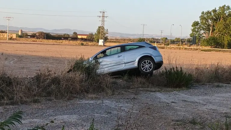 Uno de los veh&iacute;culos implicados en el accidente.
- BOMBEROS DE NAVARRA