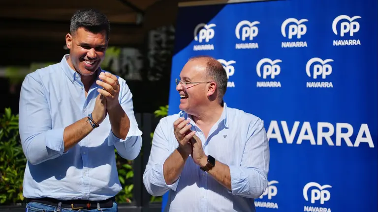 El secretario general del PP, Miguel Tellado (d), junto al presidente del PP en Navarra, Javier Garc&iacute;a (i), durante la apertura del curso pol&iacute;tico en Pamplona, este s&aacute;bado. EFE/ David Mudarra/Partido Popular