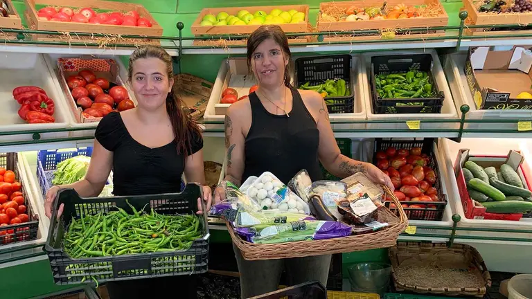 Bruna Pinto y su hija Araia en la tienda Frutas Iruña en la calle Sandoval 2 de Pamplona. Navarra.com