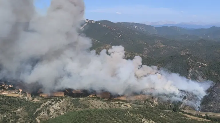 Imagen a&eacute;rea del incendio de Urra&uacute;l Alto en Navarra. @briflubia