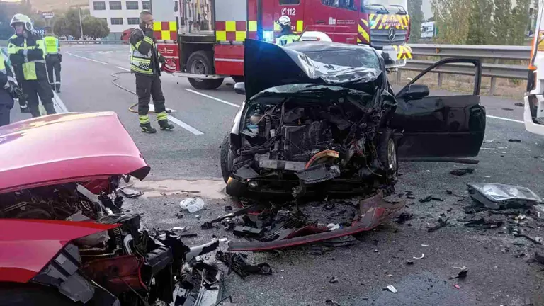 Estado en elque quedaron los dos turismos que chocaron frontalmente en Oricain. BOMBEROS DE NAVARRA