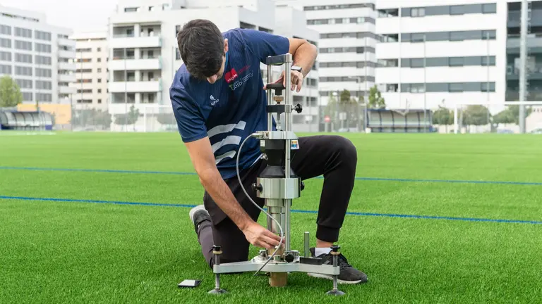 El campo municipal de f&uacute;tbol de Lezkairu estrena c&eacute;sped artificial. CEDIDA