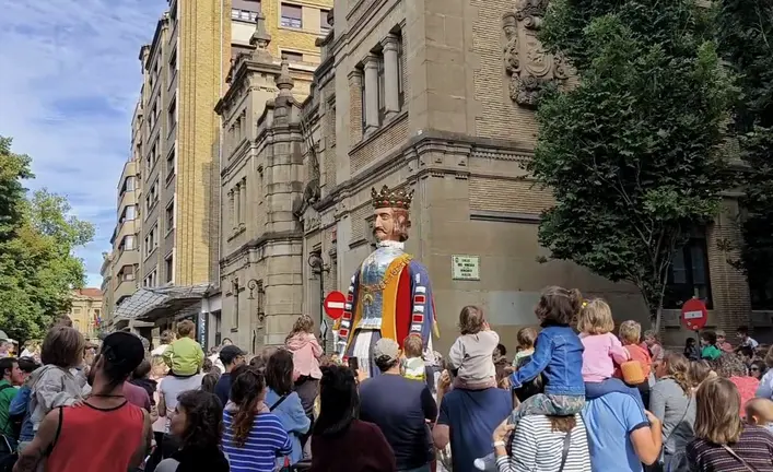 Los Gigantes y Cabezudos de Pamplona salen a las calles. NAVARRA.COM