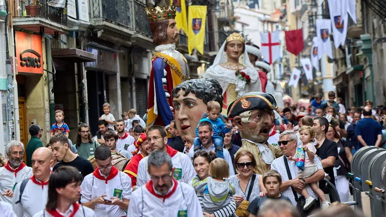 La Comparsa de Gigantes y Cabezudos acompa&ntilde;a a la Corporaci&oacute;n municipal hacia la Catedral para celebrar el Privilegio de la Uni&oacute;n de Pamplona. I&Ntilde;IGO ALZUGARAY