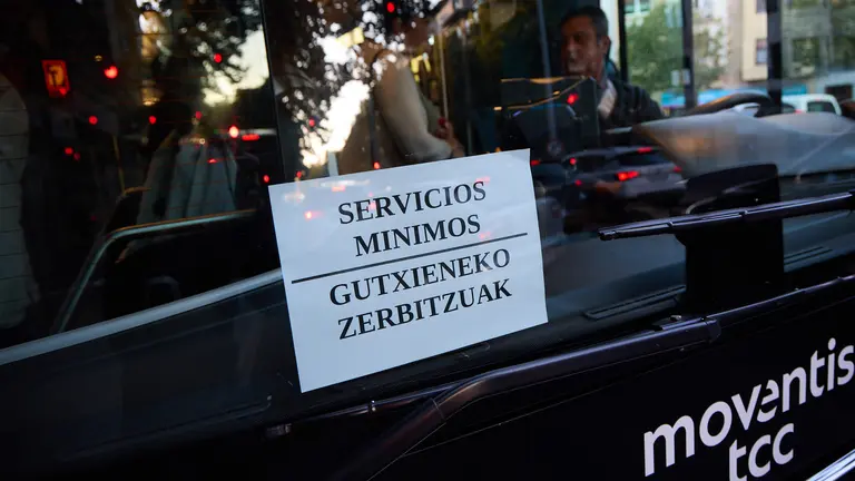 Nueva jornada de la huelga de villavesas en Pamplona. IÑIGO ALZUGARAY