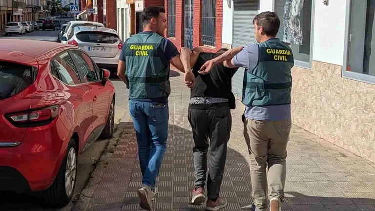 Momentode la detenci&oacute;n de uno de los estafadores en la localidad sevillana de Utrera. GUARDIA CIVIL